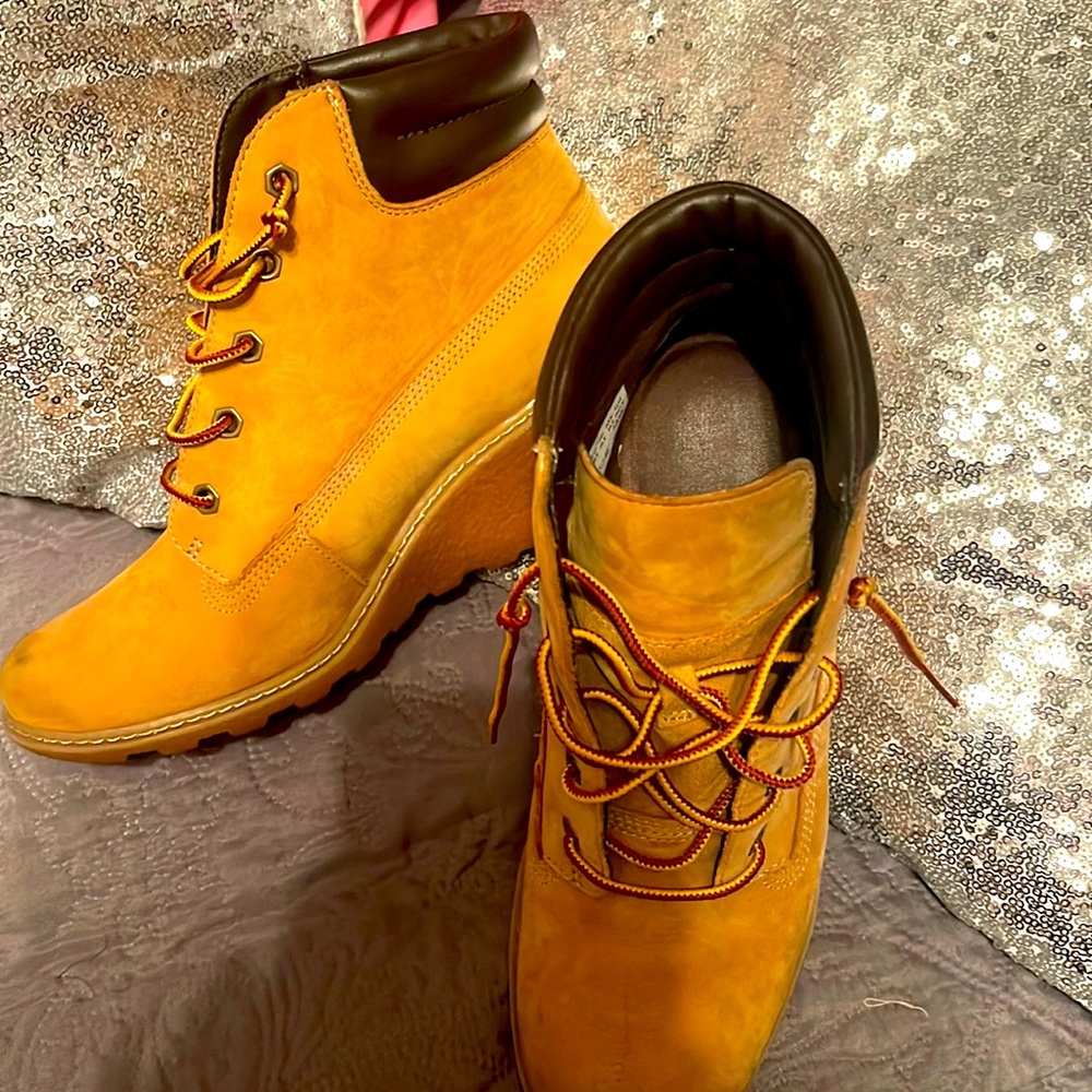 Wedge boot barely worn